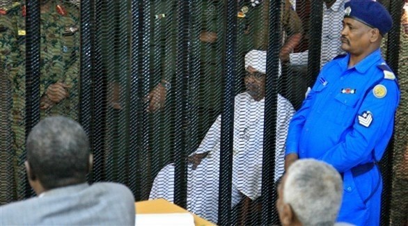 الرئيس السوداني المعزول عمر البشير في قفص المتهمين (أرشيف)