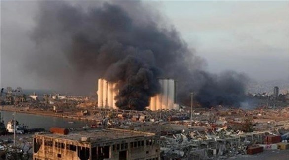 تصاعد الدخان في ميناء بيروت بعد الانفجار (أرشيف)