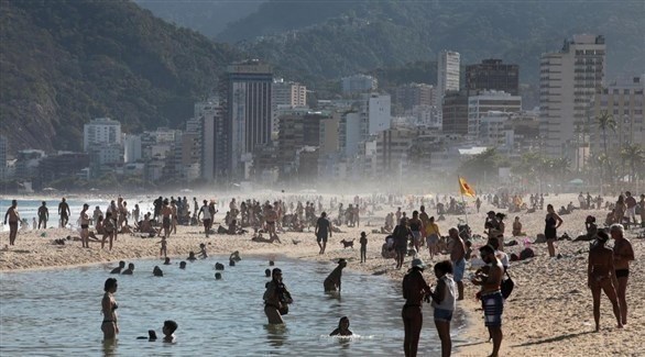 برازيليون في أحد شواطئ ريو دي جانيرو (أرشيف)