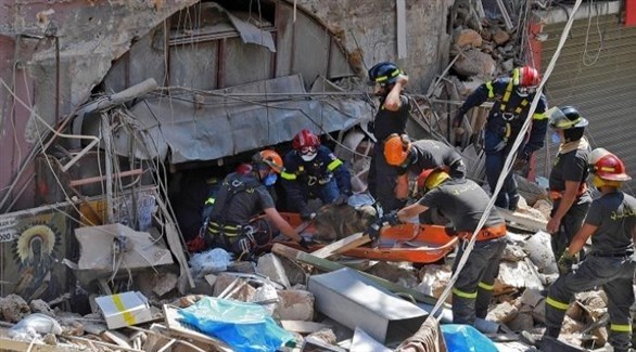 فرق الإنقاذ تنتشل الضحايا من مرفأ بيروت المدمر (أرشيف)