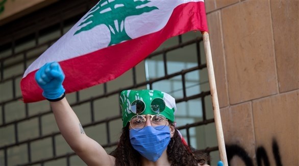 متظاهرة لبنانية ترتدي الكمامة في بيروت (أرشيف)