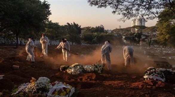 دفن ضحايا كورونا في البرازيل (أرشيف)
