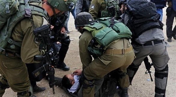 قوات الاحتلال الإسرائيلي تعتقل فلسطينياً في الضفة الغربية (أرشيف)