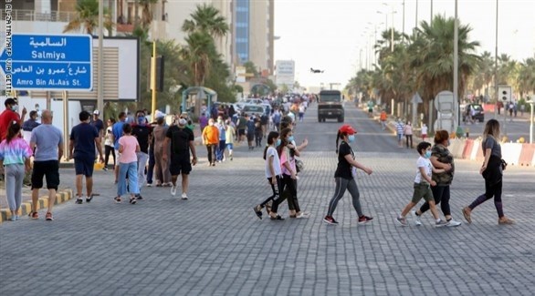 مشاة يقطعون أحد شوارع السالمية في الكويت (أرشيف)