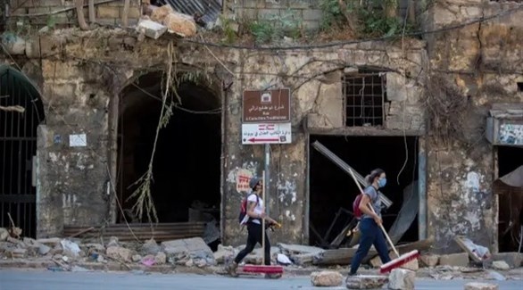 متطوعون ينظفون أحد شوارع بيروت التاريخية (أرشيف)