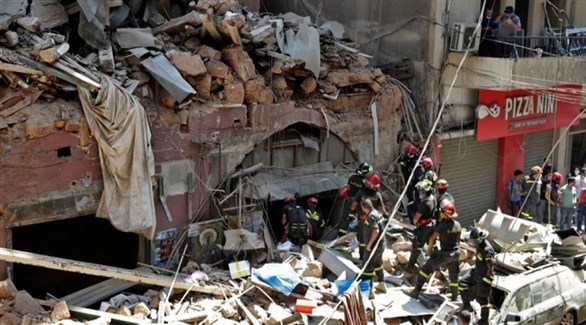 مسعفون ومنقذون بين أنقاض مبنى بعد انفجار بيروت (أ ب)