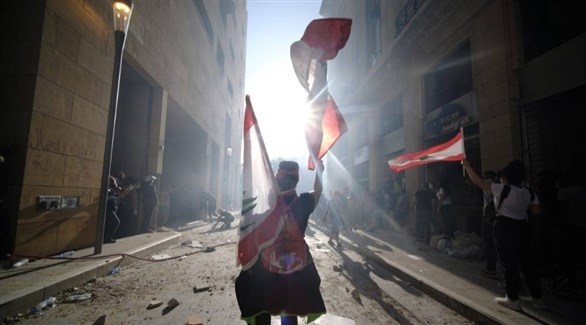 متظاهر يحمل العلم اللبناني  في بيروت (لوريان لوجور)