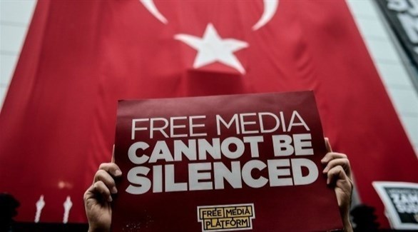 متظاهر يرفع لافتة للتنديد بقمع الإعلام في تركيا (أرشيف)