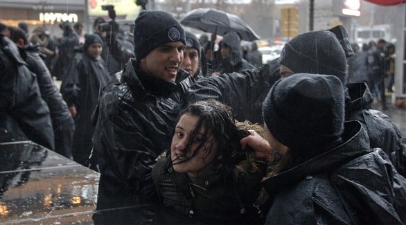 الشرطة التركية نعتقل محتجة في إسطنبول (أرشيف)