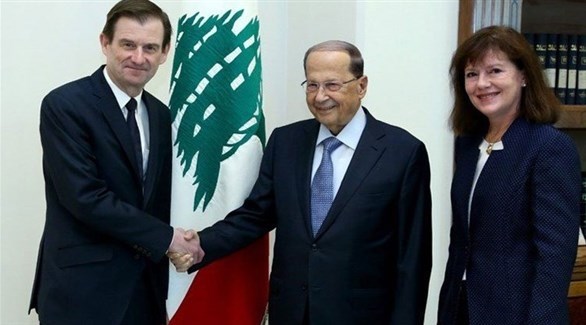 الرئيس اللبناني عون رفقة مساعد وزير الخارجية الأمريكي هيل والسفيرة الأمريكية في بيروت شيا (أرشيف)