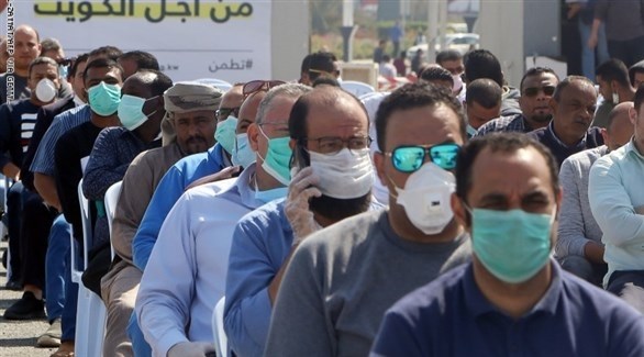 مراجعون أمام مركز فحص صحي في الكويت (غيتي)