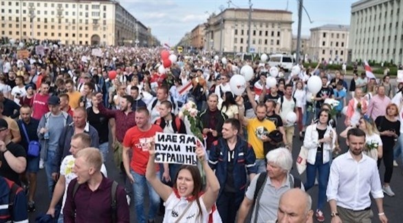 محتجون في بيلاروسيا (أ ف ب)