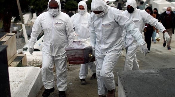 عمال مقبرة برازيلية ينقلون تابوت أحد ضحايا كورونا للدفن (أرشيف)