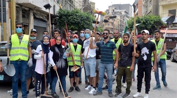 متطوعون لبنانيون ينظفون أحياء بيروت (إ ب أ)
