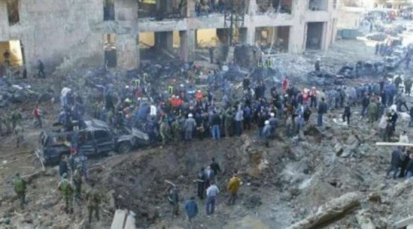 مسعفون ومنقذون في موقع تفجير رئيس الوزراء اللبناني السابق رفيق الحريري (أرشيف)
