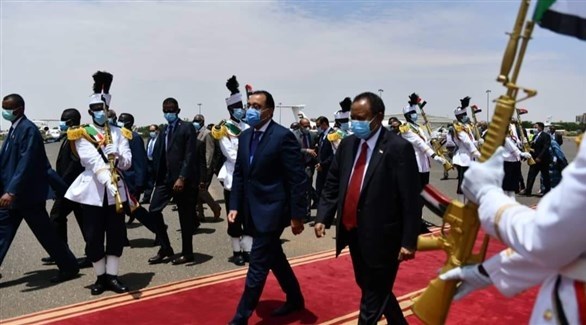 رئيس وزراء السودان مستقبلاً نظيره المصري