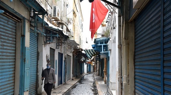تونسي يسير وسط سوق مغلق بسبب كورونا (أرشيف)
