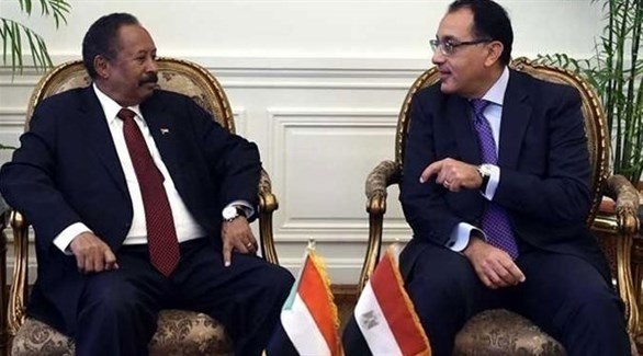 رئيس الوزراء المصري مصطفى مدبولي ونظيره السوداني عبدالله حمدوك (تويتر)