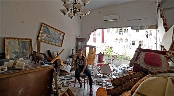 لبنانية تجلس وسط منزلها المدمر بسبب انفجار مرفأ بيروت (أرشيف)