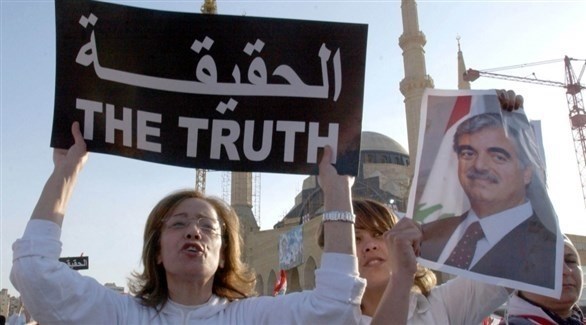 متظاهرون يرفعون صورة رفيق الحريري وشعار الحقيقة وسط بيروت (أرشيف / يو بي آي)