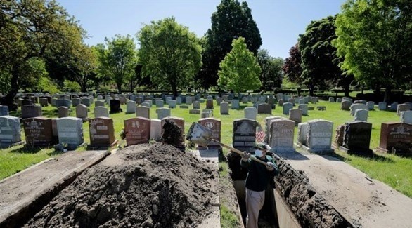 عامل في مقبرة أمريكية يجهز قبراً جديداً (أرشيف)