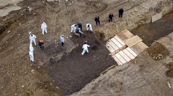 عمال مقبرة إيطالية يدفنون بعض ضحايا كورونا (أرشيف)
