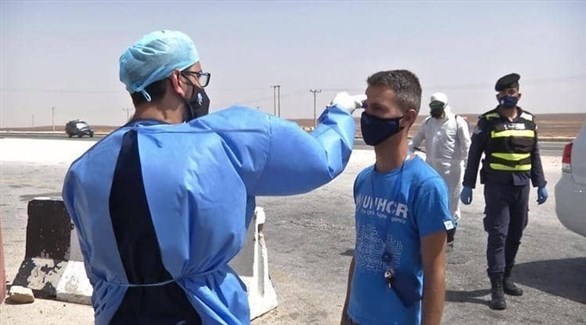 ممارس صحي يفحص درجة حرارة لمواطن في الأردن (أرشيف)