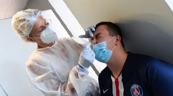 ممرضة تسحب عينة من شاب في باريس (أ ف ب)