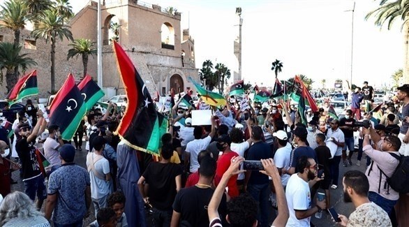 متظاهرون ليبيون أمام بيت رئيس حكومة الوفاق فائز السراج (تويتر)