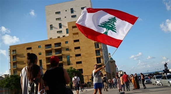 متظاهر يحمل علماً لبنانياً في بيروت (أرشيف)