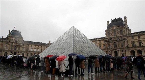سياح في طوابير أمام متحف اللوفر بباريس (أرشيف)