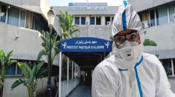 عامل في القطاع الصحي أمام معهد باستور في الجزائر (أرشيف)