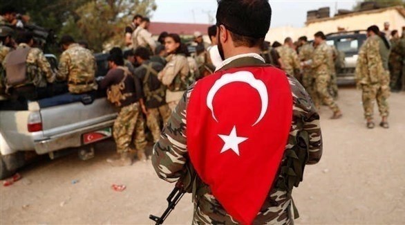 مقاتل يضع العلم التركي على ظهره (أرشيف / رويترز)