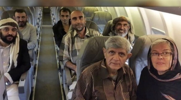 بهائيون يمنيون على متن طائرة متجهة خارج اليمن (تويتر)