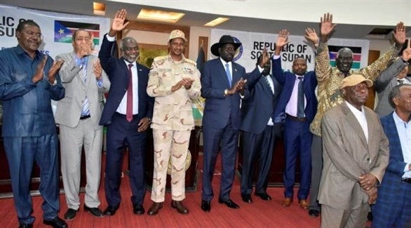 رئيس جنوب السودان سيلفا كير مع مسؤولين سودانيين من الحكومة والمعارضة في مفاوضات سابقة (أرشيف)