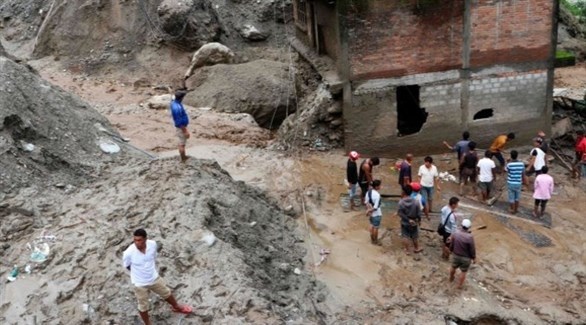 نيباليون حول منزل طمرته السيول (أرشيف)
