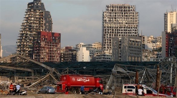 سيارات الإسعاف والإطفاء في مرفأ بيروت بعد انفجار أمس (إ ب أ)