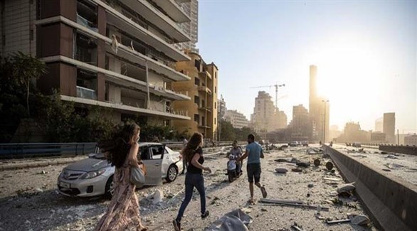 لبنانيون قرب الميناء بعد الانفجار (تويتر)