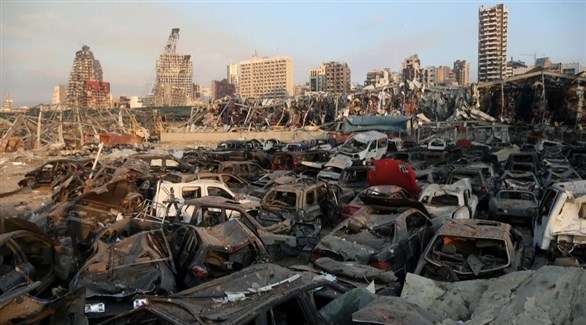 حطام سيارات وركام مبانٍ حول ميناء بيروت بعد الانفجار  (إ ب أ)