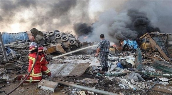 فرق الانقاذ تحاول السيطرة على النار بعد انفجار مرفأ بيروت (أرشيف)