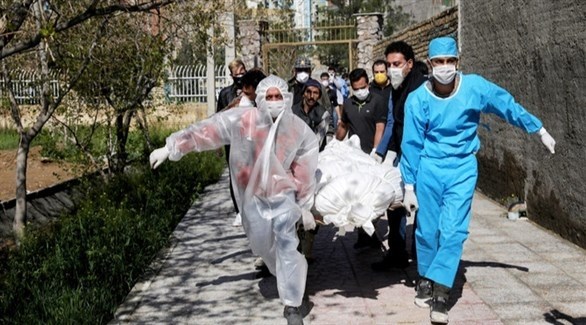 إيرانيون ينقلون أحد ضحايا كورونا لدفنه (أرشيف)