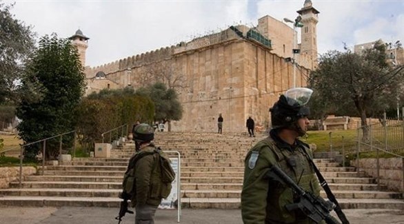 عناصر من قوات الاحتلال الإسرائيلي أمام الحرم الإبراهيمي (أرشيف)