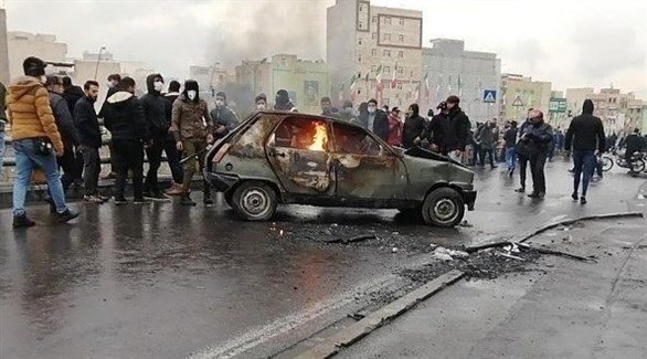 متظاهرون إيرانيون يشعلون مركبة احتجاجاً على فساد السلطات (أرشيف)