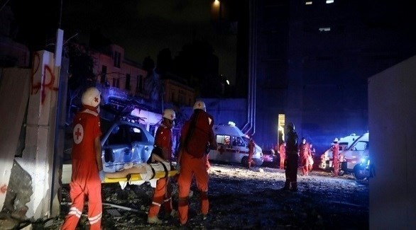متطوعون من الصليب الأحمر اللبناني ينقلون مصاباً مساء أمس في بيروت ( أ ف ب)