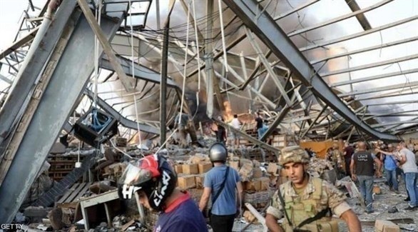 عسكريون ومدنيون في بناية هدمها انفجار مرفأ بيروت (تويتر)