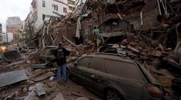 رجل يعاين الأضرار التي لحقت بمباني بيروت (غيتي)
