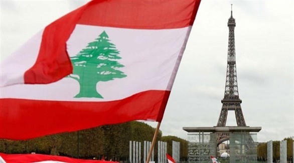 متظاهرون يرفعون العلم اللبناني بجانب برج إيفل في باريس (أرشيف / رويترز)