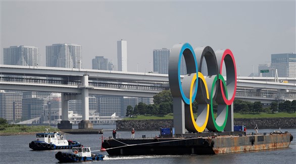 النصب العائم لأولمبياد طوكيو (رويترز)