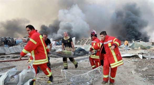 منقذون لبنانيون ينقلون ناجياً من انفجار بيروت (تويتر)