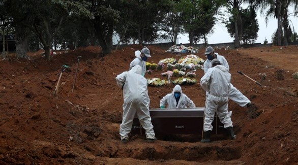 عمال مقبرة برازيلية يدفنون أحد ضحايا كورونا (أرشيف)